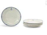 trois assiettes blanches bordées de bleu sont empilées les unes sur les autres