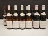 six bouteilles de vin sont alignées sur une table