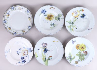 six assiettes ornées de motifs floraux variés sur un fond blanc