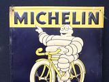 une ancienne enseigne « Michel Michel » est posée sur un fond noir