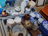 une table sur laquelle sont disposés de nombreux plats et bols