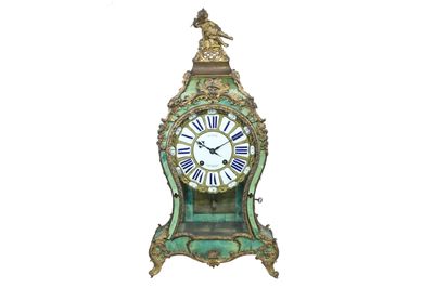 une horloge surmontée d'un oiseau, sur fond blanc