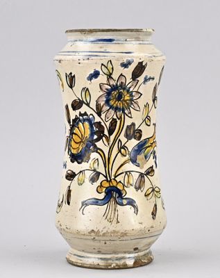 un vase blanc orné de fleurs bleues et jaunes