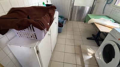 un lave-linge et un sèche-linge dans une petite pièce