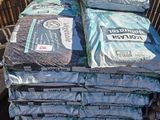 de nombreux sacs de ciment posés sur une palette