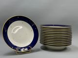 une pile d'assiettes bleues et blanches posée sur une table