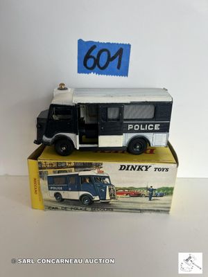 un camion jouet posé sur une boîte