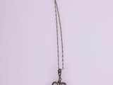 gros plan d'un collier sur une surface blanche