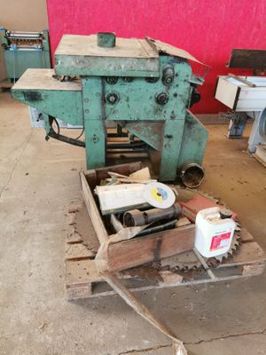 une machine posée sur une table dans une pièce