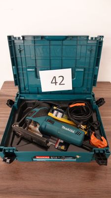 une image représentant une boîte à outils contenant une perceuse et d'autres outils