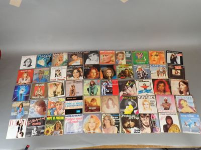 une photo d'une table sur laquelle sont posés de nombreux films