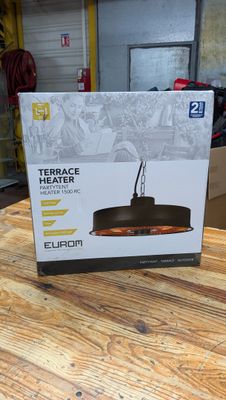 la boîte est ouverte sur une table en bois sur laquelle se trouve une lampe