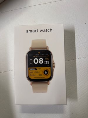 une boîte sur laquelle est posée une montre connectée, posée sur une table
