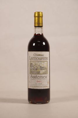 l'image d'une bouteille de vin posée sur une table