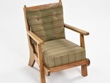 une chaise en bois sur laquelle est posé un coussin rayé