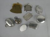 beaucoup d'objets en argent qui se trouvent sur la table
