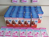 de nombreux tubes de dentifrice posés sur une table