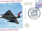 un timbre représentant un avion de chasse volant dans le ciel