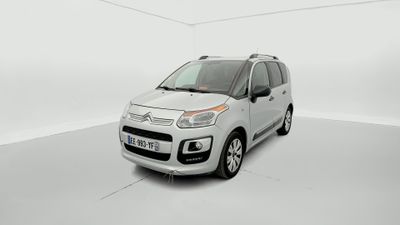 Une Citroën blanche est garée dans une pièce blanche