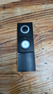 une télécommande posée sur une table en bois
