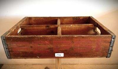 une vieille boîte en bois à deux compartiments posée sur un support