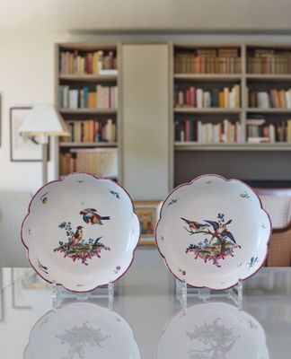 deux assiettes posées sur une table devant une bibliothèque