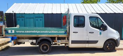 un camion blanc garé devant un bâtiment