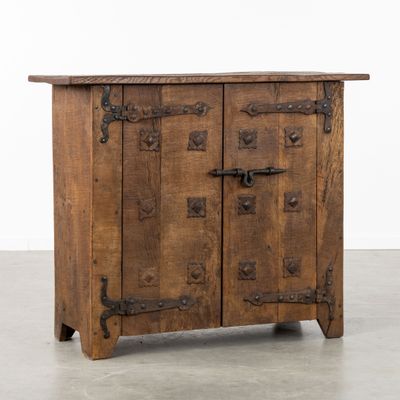 l'image d'une armoire en bois surmontée de deux portes