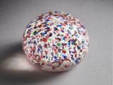 une boule de verre posée sur une table