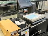 l'image d'une machine qui travaille sur une feuille de papier