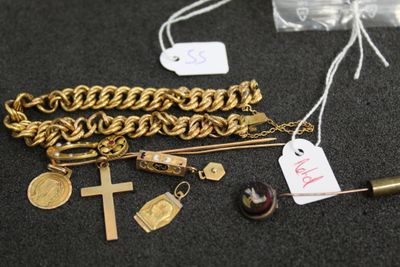 beaucoup de bijoux en or sur une surface noire