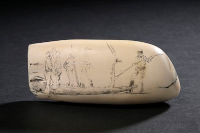 un objet blanc sur lequel figure un dessin, posé sur une table