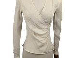 le haut d'un mannequin vêtu d'une chemise blanche