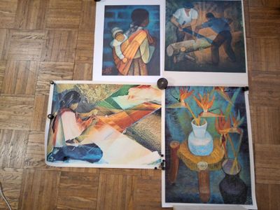 quatre tableaux représentant une femme avec un bébé et un vase sur un plancher en bois