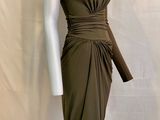 une photo d'un mannequin vêtu d'une robe marron