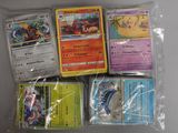 il y a beaucoup de cartes Pokémon dans le sac posé sur la table
