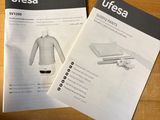 deux manuels posés sur une table, à côté d'une tasse de café