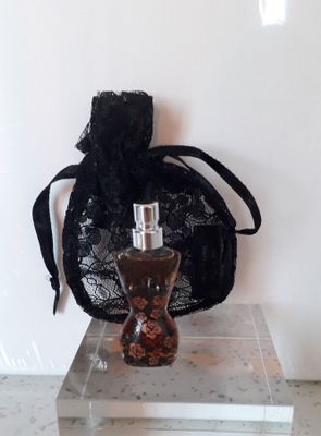 un flacon de parfum posé sur une table