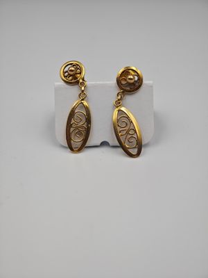une paire de boucles d'oreilles dorées ornées d'un motif en spirale
