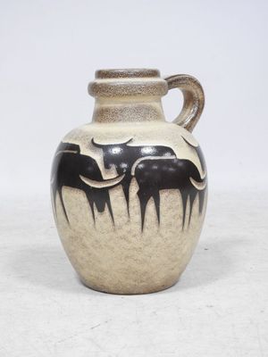 un vase noir et blanc orné de deux éléphants