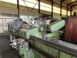 une machine qui se trouve à l'intérieur d'un bâtiment