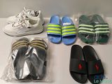 plusieurs paires de chaussons, une paire de chaussures, une paire de chaussons et une paire de chaussons