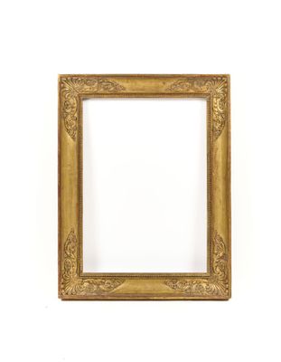un cadre doré ancien orné d'un motif décoratif sur fond blanc