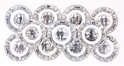 beaucoup d'assiettes sur lesquelles figurent des photos de personnes