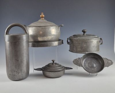 LOT D'ETAINS composé d’une écuelle à oreilles ornée d’une pa…