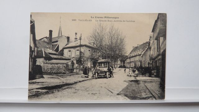 Vallière La Grande Rue. Arrivée de l’Autobus. TBE.