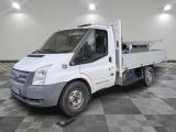 un camion blanc garé dans une pièce