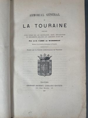 un livre ouvert sur lequel figure une image en noir et blanc représentant des armoiries