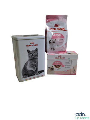 trois boîtes de nourriture pour chat et un pot de nourriture pour chat