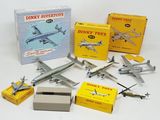 beaucoup d'avions miniatures et de boîtes sur la table